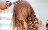 Comment empêcher les nœuds dans les cheveux frisés ?