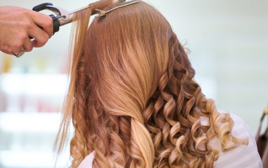 Comment empêcher les nœuds dans les cheveux frisés ?