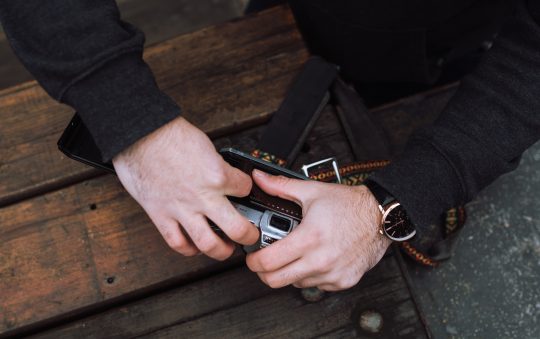 Les montres en bois robustes et élégantes : un incontournable du style masculin