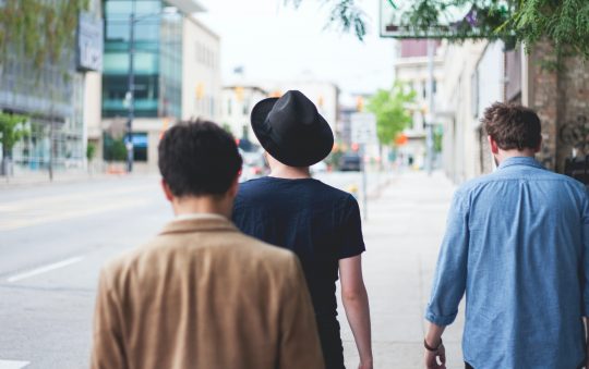 Tendance bonnets homme : zoom sur le style de mode masculine