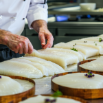 découvrez comment la morue s'est imposée dans les concours de cuisine télévisés, entre traditions culinaires et créations originales des chefs en compétition.