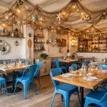 découvrez comment décorer un restaurant de fruits de mer breton avec des filets de pêche décoratifs et du mobilier tolix bleu pour une ambiance authentique et maritime.